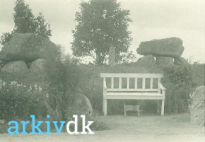 Bænk med stendysse
