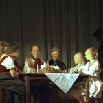 Familien Scratchid samlet om det skrabede julebord