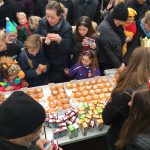 Fastelavn i Dianalund Centret - Uddelling af cacao, juice og fastelavnsboller