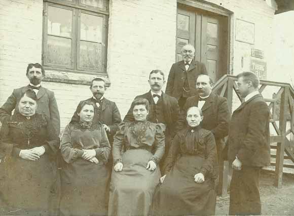 Jens Jensen med sin familie foran købmandsgården ca. 1900