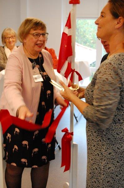 Den røde snor klippes over af Jane Heitmann, formand for Folketingets Ældre- og Sundhedsudvalg med ledende sygeplejerske Lis Petersen til venstre.