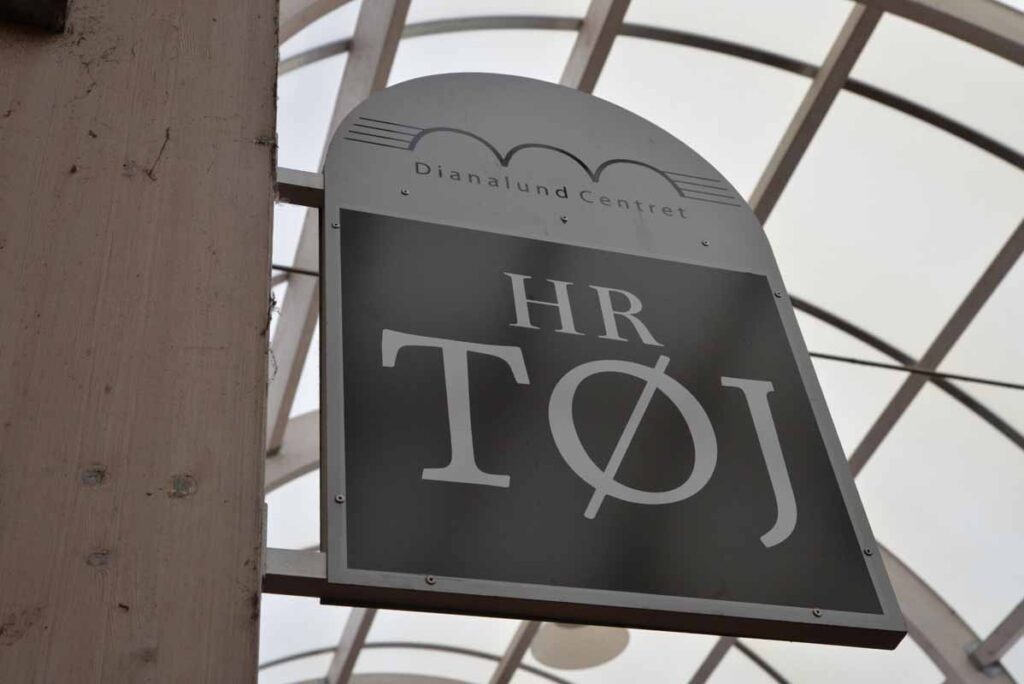 HR. TØJ Logo i Dianalund Centret