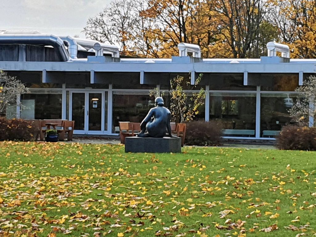 Sidende kvinde foran kantinen på Filadelfia i Dianalund