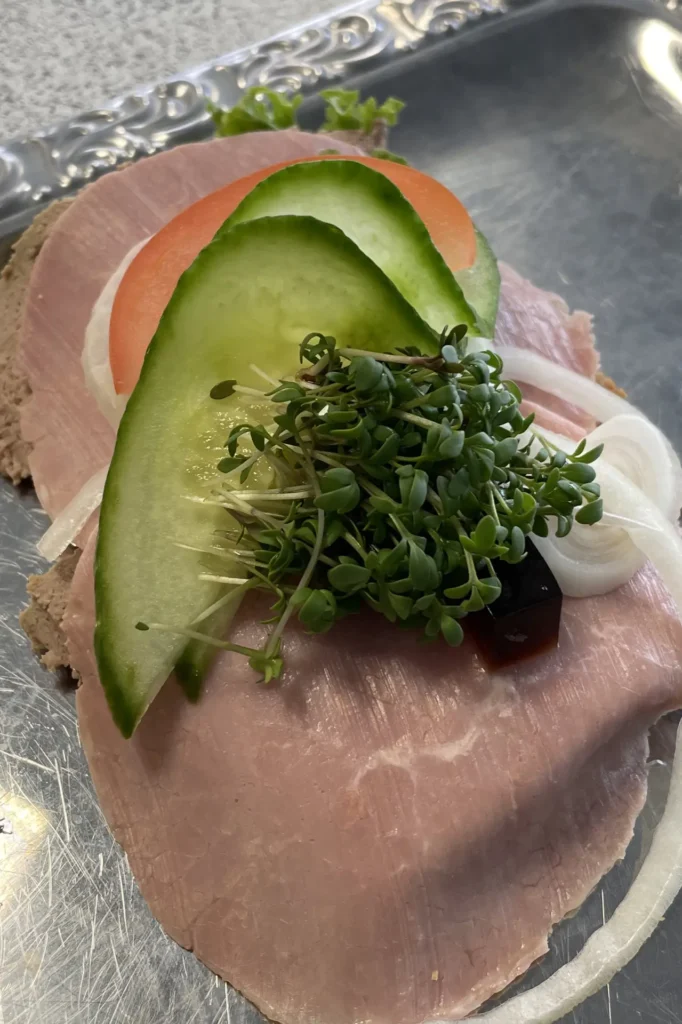 Luksus smørrebrød med dyrlægens natmad