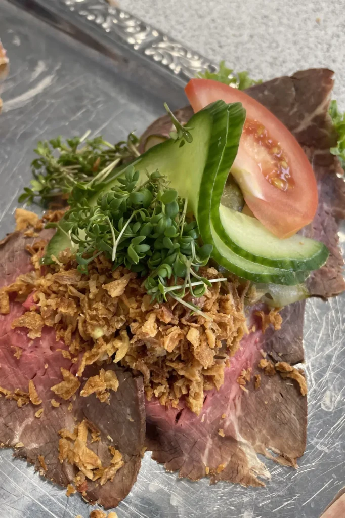 Luksus smørrebrød med roastbeef og ristede løg