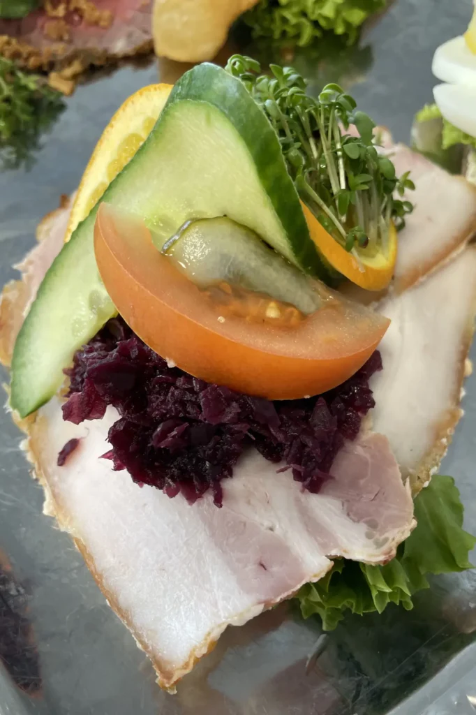 Luksus smørrebrød med Flæskesteg og rødkål