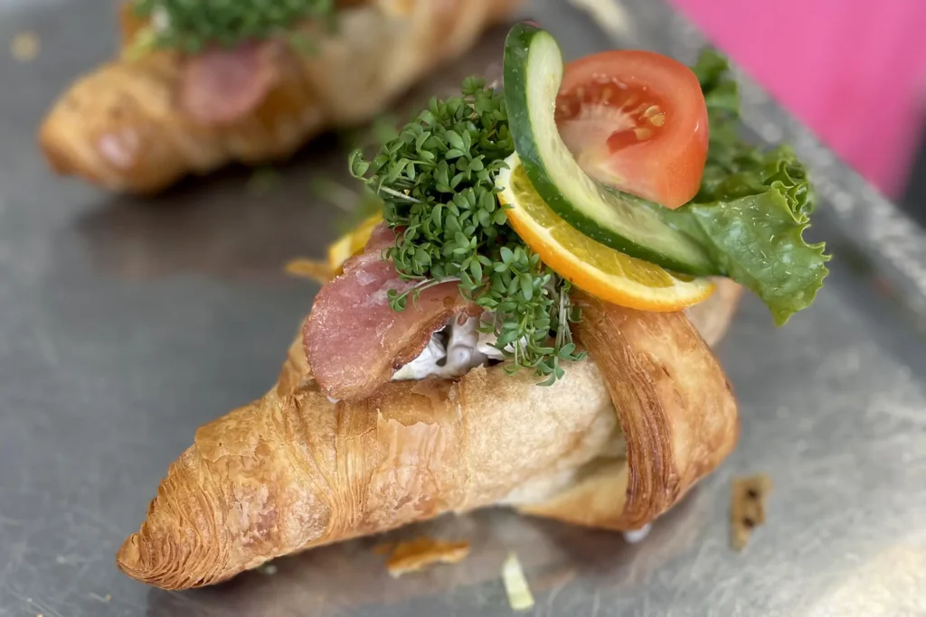 Croissant med hønsesalat og bacon